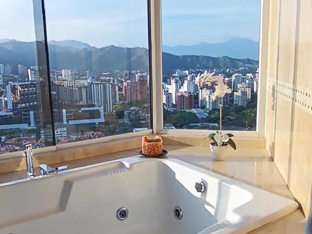 277240 VENTA ESPECTACULAR PENT HOUSE 3 niveles 800m2, Urbanización El Bosque. valencia, estado carab
