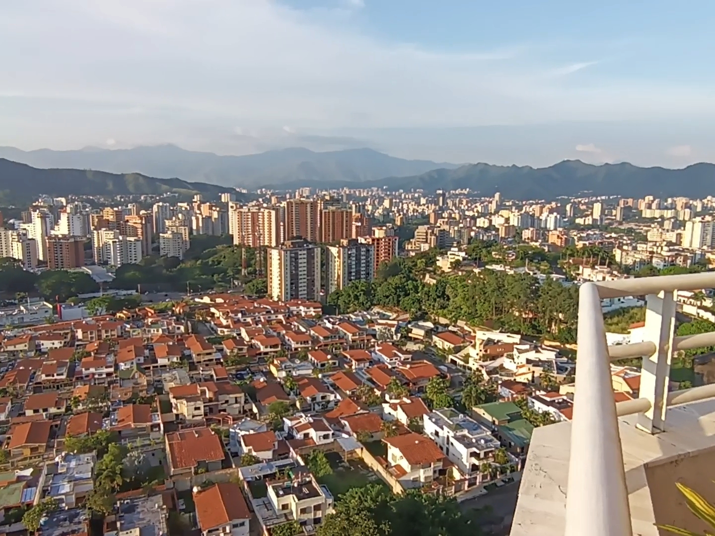 277240 VENTA ESPECTACULAR PENT HOUSE 3 niveles 800m2, Urbanización El Bosque. valencia, estado carab